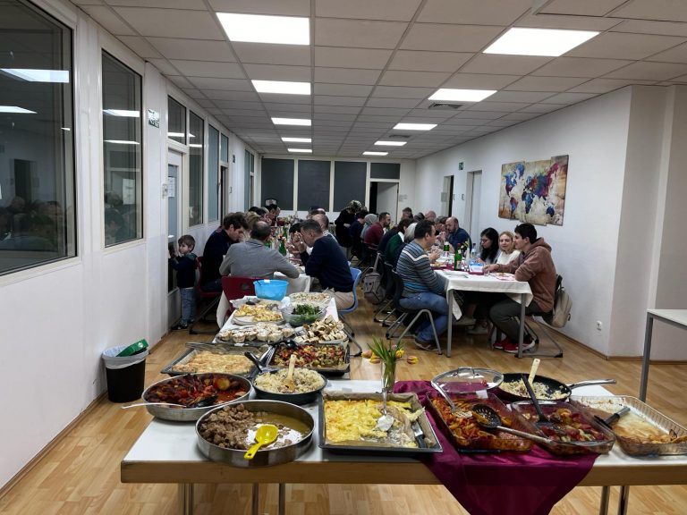 Interreligiöser Dialog beim Fastenbrechen