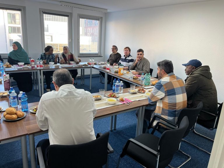 Empfang von Teilnehmer*innen der „Nostra Aetate“-Veranstaltung im Rumi Kulturzentrum